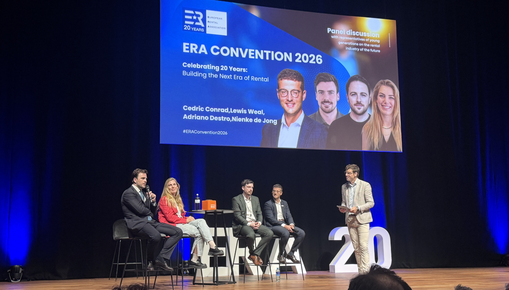 Mesa redonda sobre nuevas generaciones en el sector del alquiler, conformada por Adriano Destro (D�avino), Nienke de Jong (Bax)...
