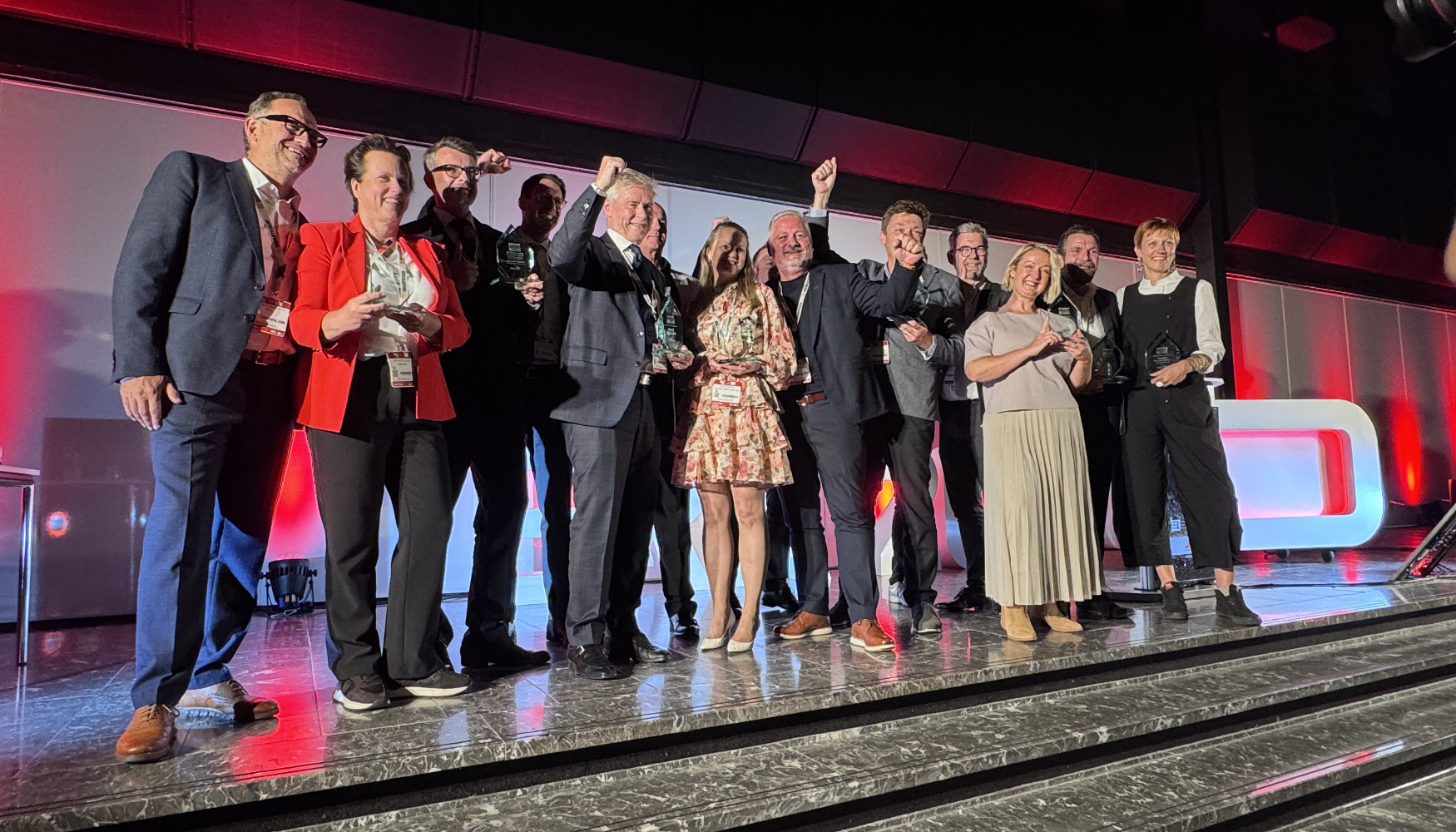 Foto de familia con los ganadores de los Premios Europeos del Alquiler 2026
