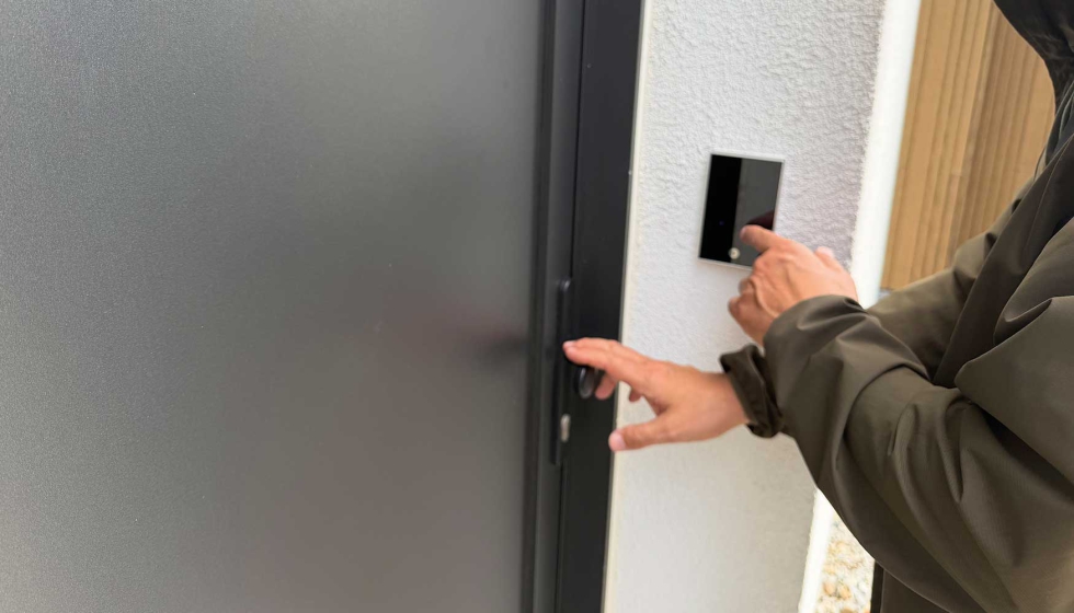 Los accesos a los apartamentos funcionan como puertas exteriores independientes, por lo que cuentan con sistemas motorizados de cierre multipunto...