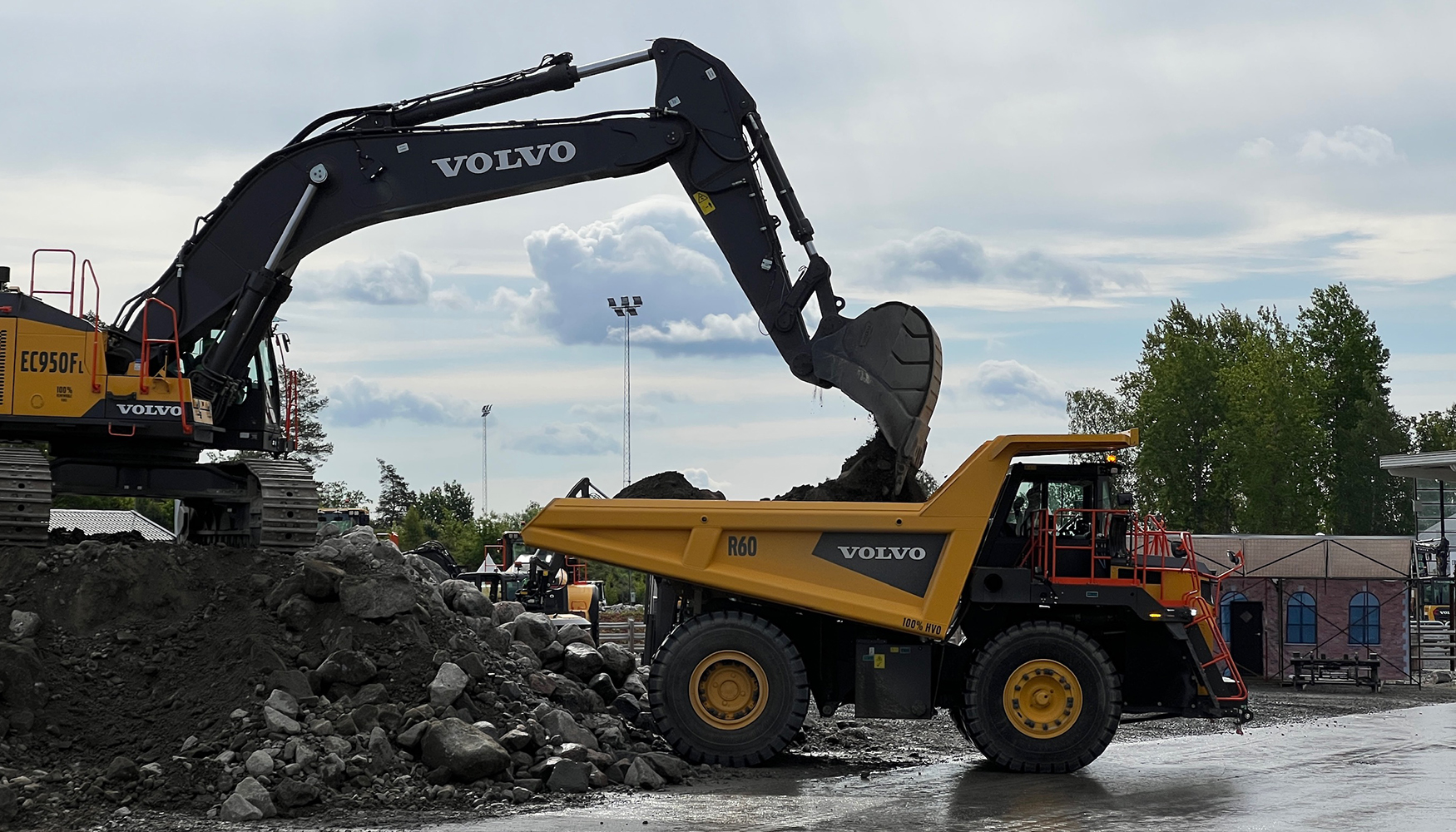 Equipos de gran producci�n en acci�n: excavadora de cadenas EC950 y d�mper r�gido R60