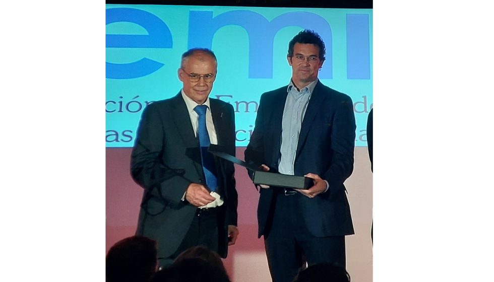 Gorka Bara�ano, director general de Vaillant Group en Espa�a recogiendo la distinci�n