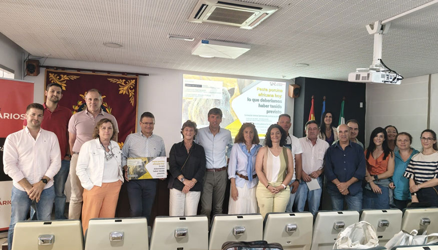 Foto de familia de los participantes de la jornada formativa �Peste porcina africana hoy...