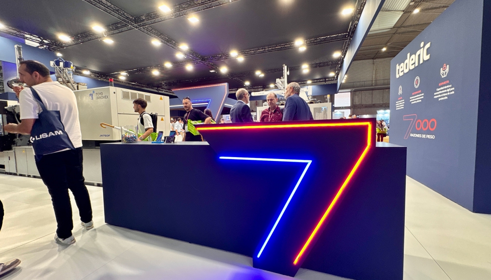 El gran n�mero 7 que presid�a el stand de Raorsa se convirti� en uno de los elementos m�s fotografiados de Equiplast 2026...