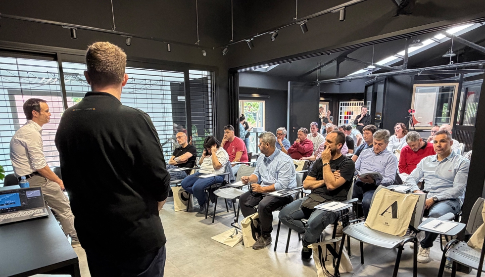 Los asistentes a las jornadas atendieron a las explicaciones sobre la nueva serie h�brida DualPlus 70 Hoja Oculta