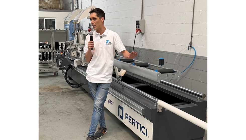 Luis Ventoso, de Gesfacil, se encarg� de explicar las diferentes fases de industrializaci�n de ventanas...