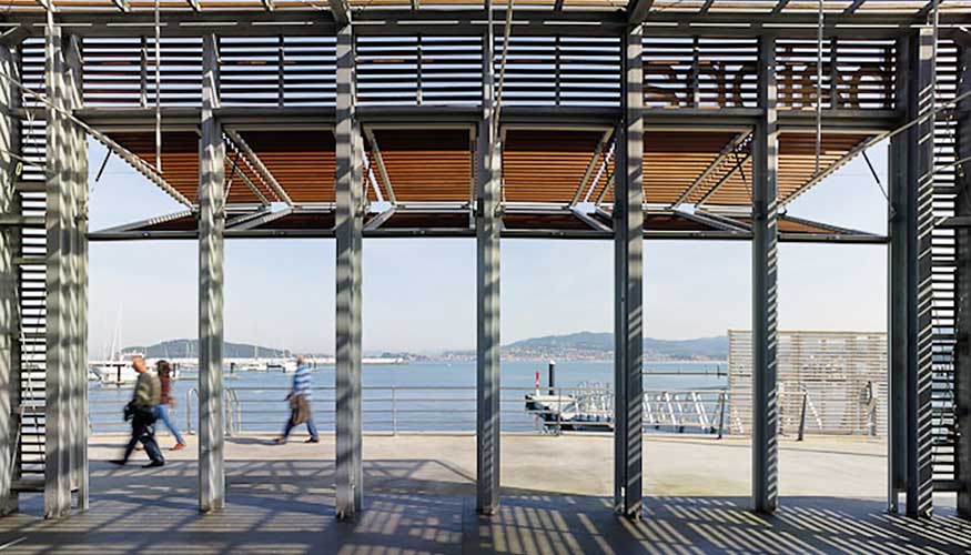 La envolvente de lamas evoca elementos propios del �mbito n�utico e integra la construcci�n dentro de su contexto