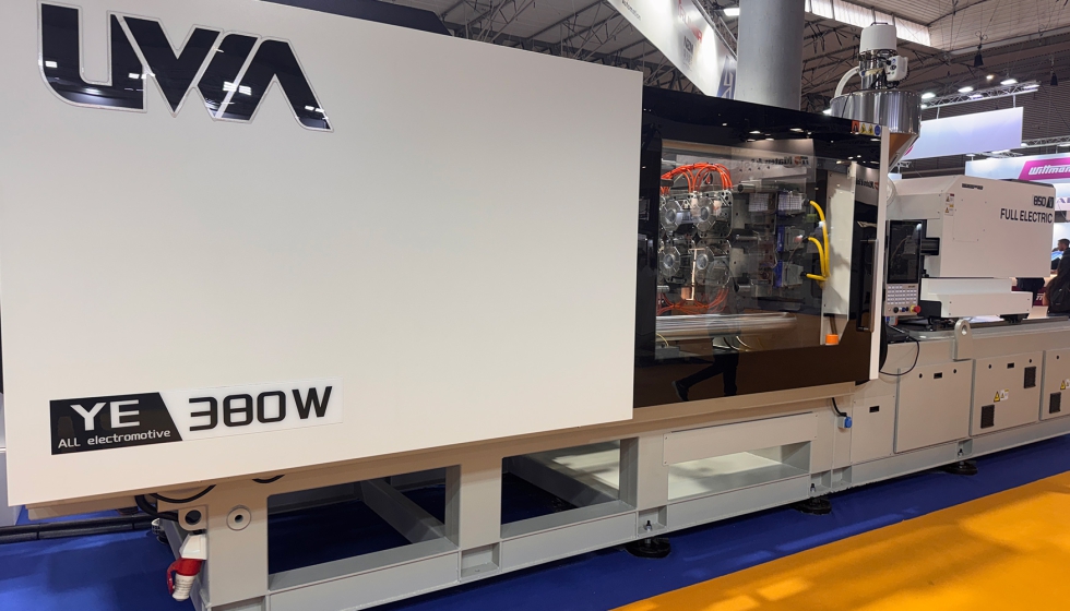 La c�lula de inyecci�n el�ctrica presentada por Ati System integraba una inyectora Uwa YE380 y un robot lateral IML para la fabricaci�n continua de...