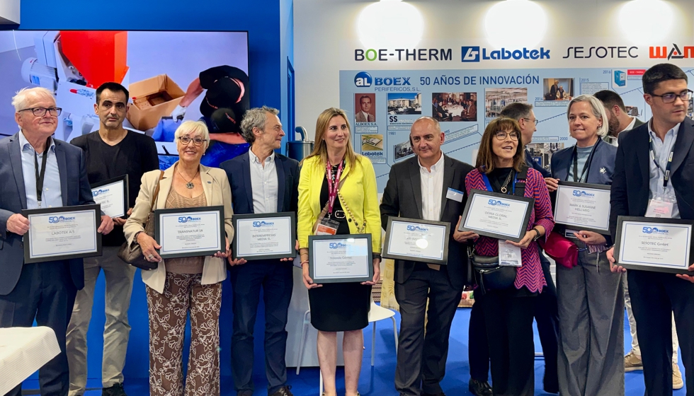 Representantes de las empresas y profesionales distinguidos por Alboex posaron tras la entrega de los diplomas de reconocimiento por su colaboraci�n...