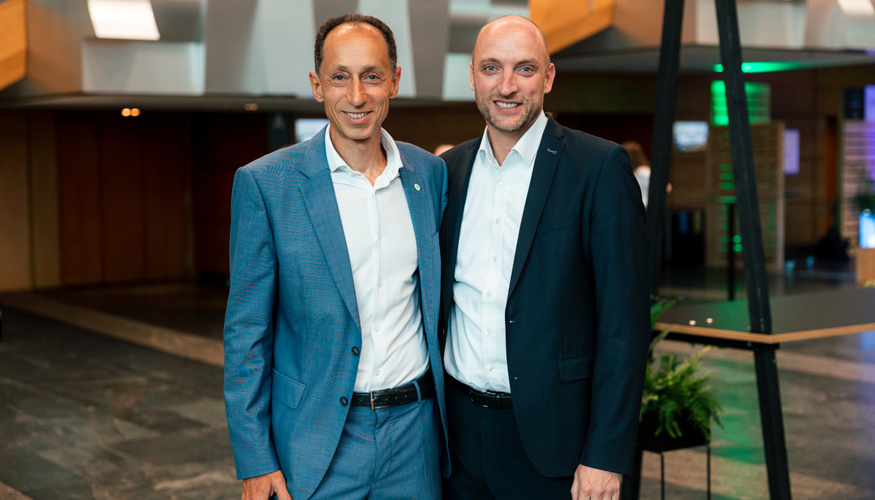 De izquierda a derecha, Laurent Auguste, CEO GreenDot, y Stefan Wawrzinek, Chairman osapiens