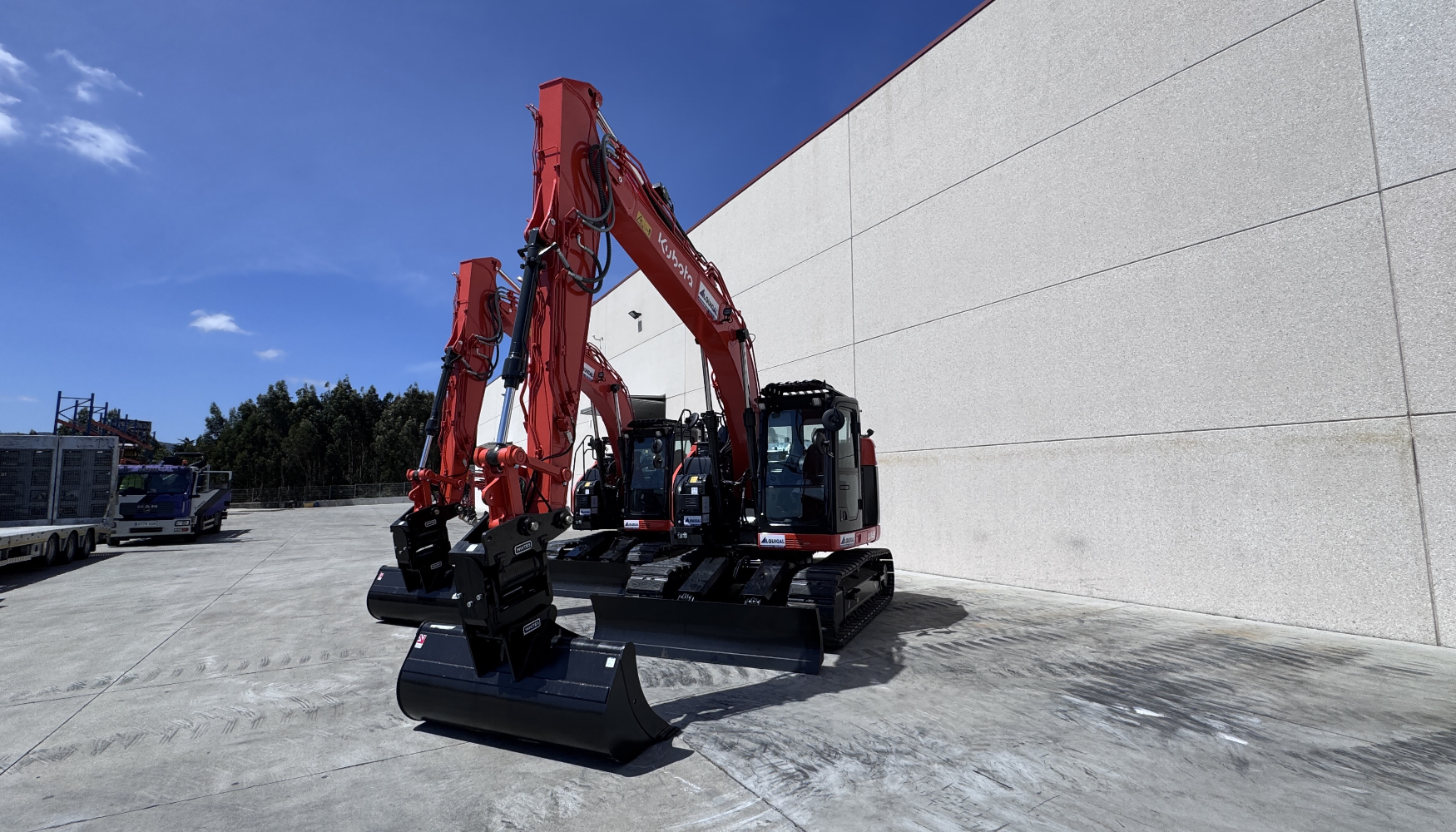 Las dos nuevas Kubota U145 en las instalaciones de Alquigal en Arteixo (A Coru�a)