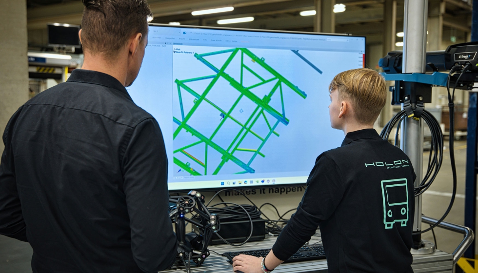 Dos ingenieros de Holon revisando datos de medici�n 3D de un chasis de veh�culo