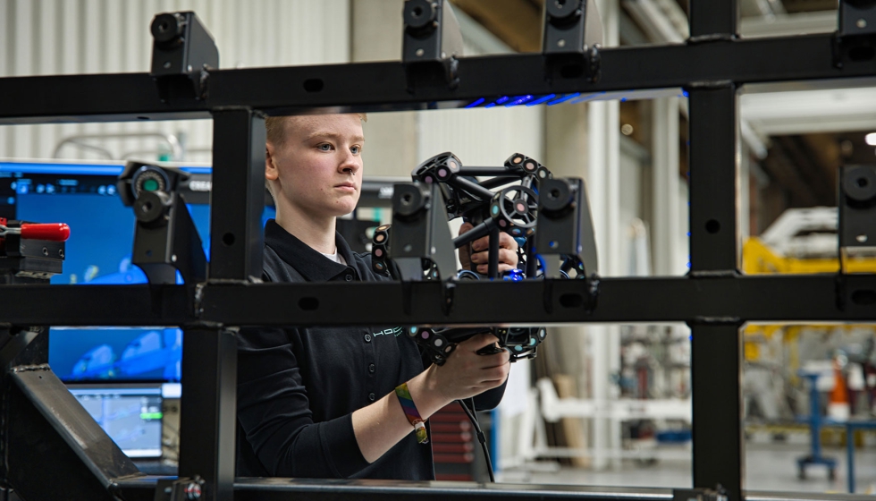 T�cnico de Holon utilizando un MetraSCAN 3D port�til para capturar datos 3D de una estructura de chasis de veh�culo durante la inspecci�n de piezas...