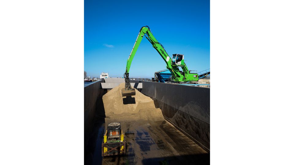 Com um alcance de 17 metros, a 830 G Hybrid consegue aceder facilmente ao material localizado no fundo dos por�es dos navios...