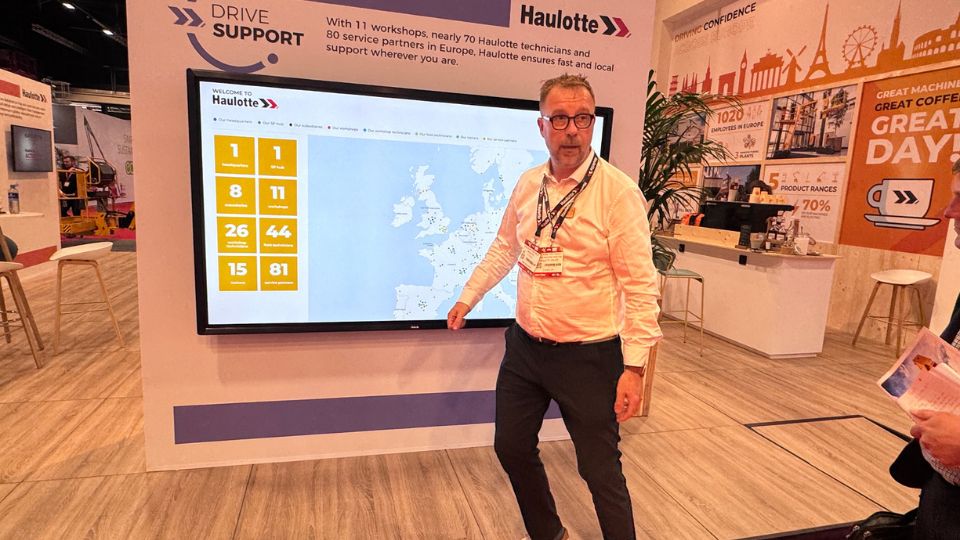 Guillaume Van Hoeck, diretor da Haulotte para a Europa, apresentando o conceito 'Drive Support'