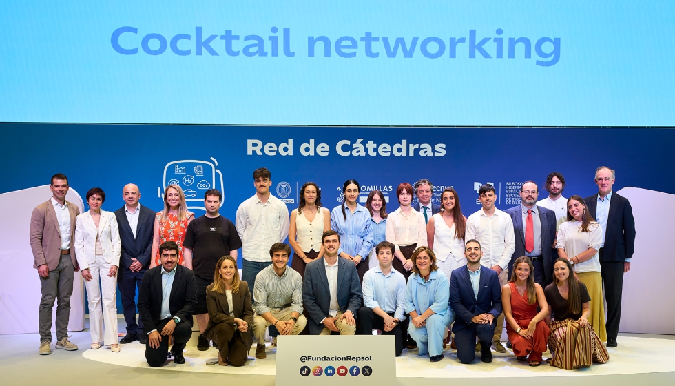 Directores de la Red de C�tedras de Fundaci�n Repsol acompa�ados por estudiantes universitarios