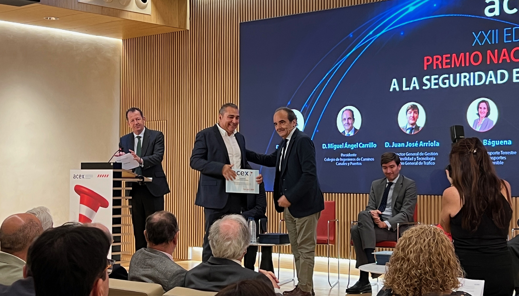 Entrega del galard�n en la categor�a de asociados