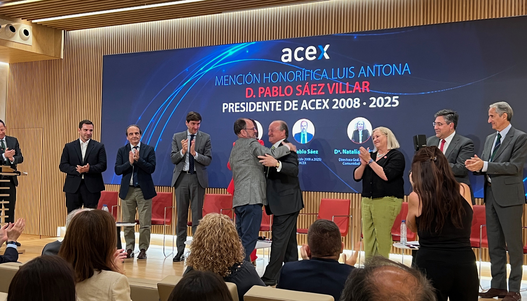 Abrazo entre los dos �ltimos presidentes de ACEX, Pablo S�ez y Federico Soria