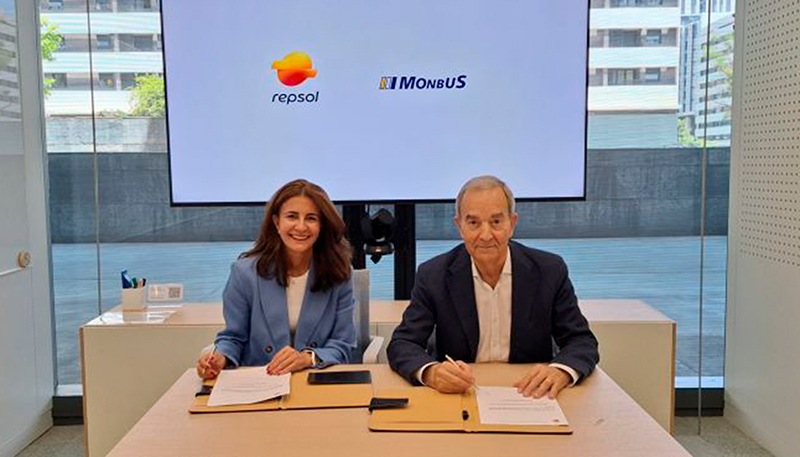 La directora B2B de Repsol, Susana Ba�os, y el presidente de Monbus, Ra�l L�pez L�pez