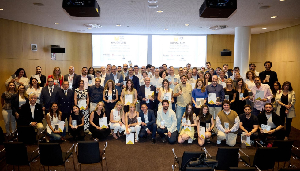 Representantes de las empresas galardonadas y estudiantes distinguidos en Dise�o Joven posaron junto a los trofeos de los Premios Liderpack 2025...