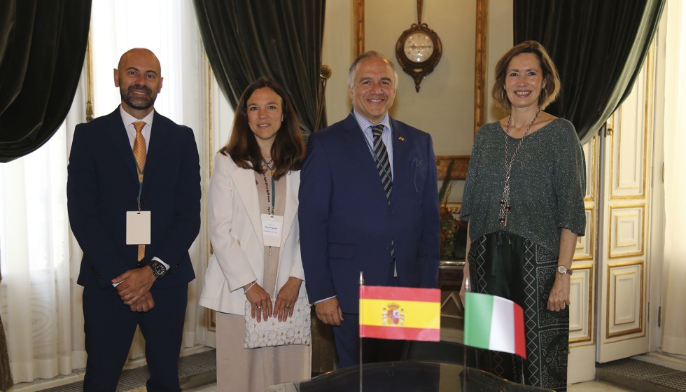 De izquierda a derecha, Mauro delle Fratte, director de la feria Ecomondo; Patricia Dom�nguez...