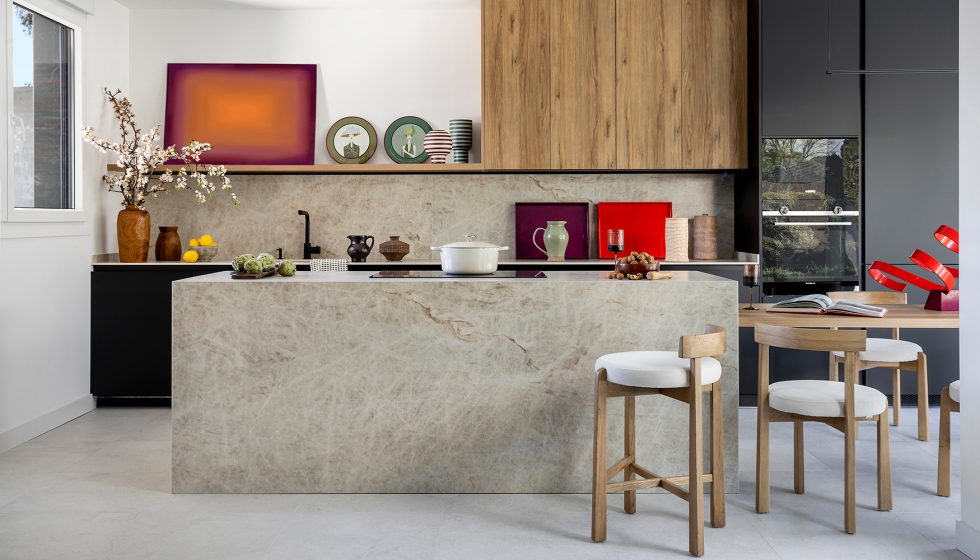 La piedra de Marazzi reviste la isla, la encimera y el frontal de la cocina...