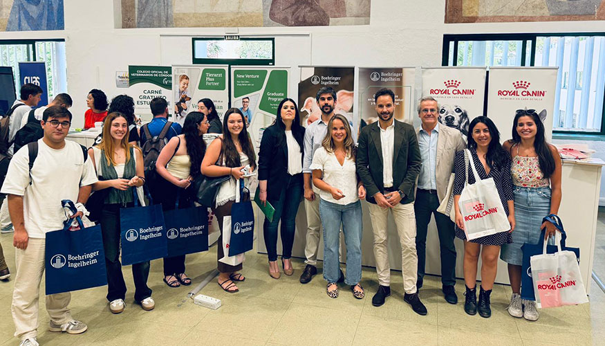 Visitas de j�venes estudiantes al stand de Boehringer Ingelheim en la III Feria de Empleabilidad en Veterinaria de la Universidad de C�rdoba...