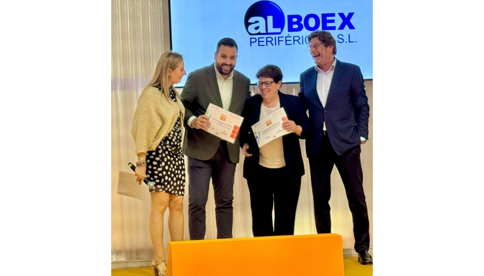 Montse Galindo hizo entrega de varios diplomas de reconocimiento a empresas y colaboradores hist�ricos de Alboex, entre ellos Pl�sticos Universales...