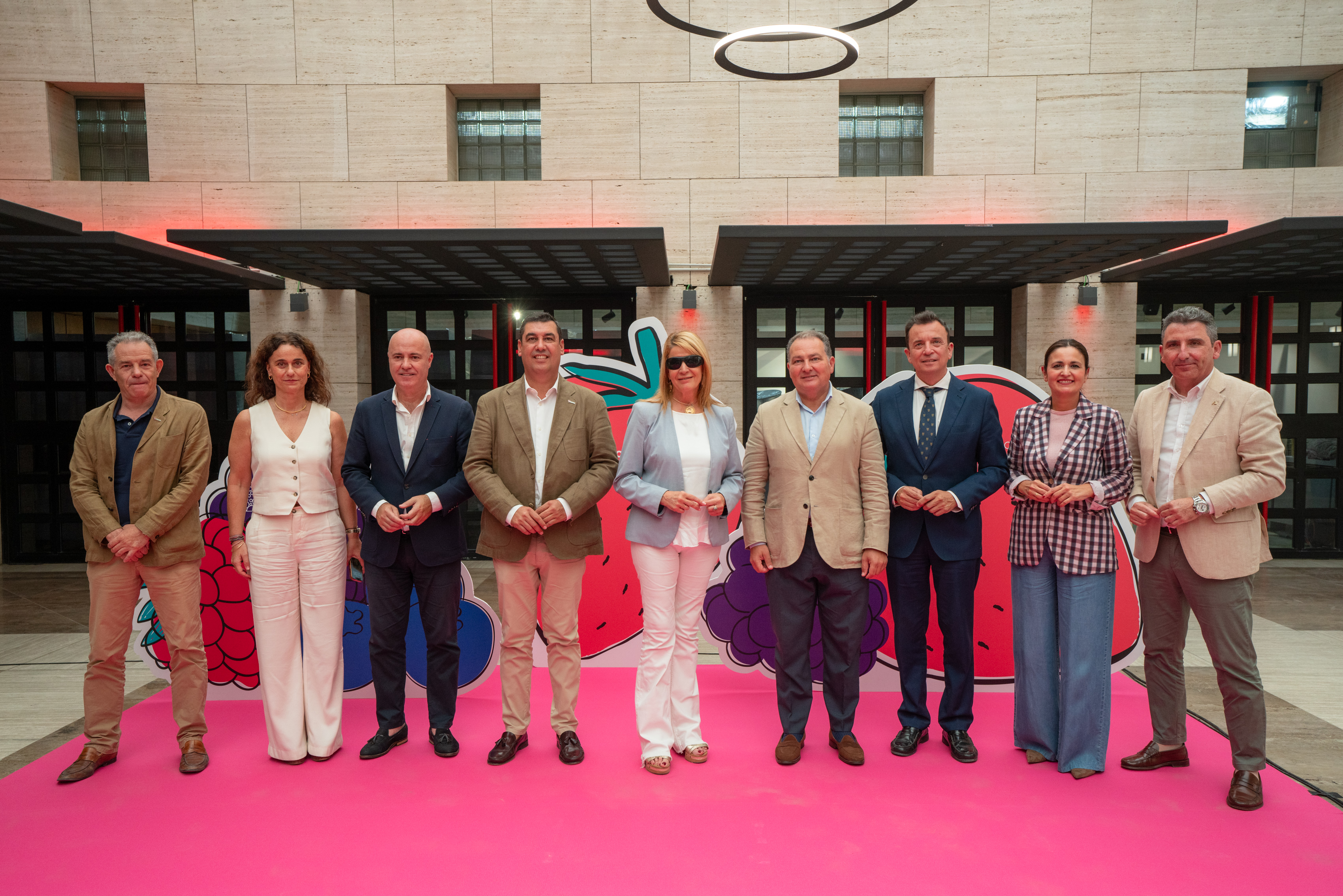 Foto de familia de la presentaci�n a los medios de comunicaci�n del XI Congreso Internacional de Frutos Rojos