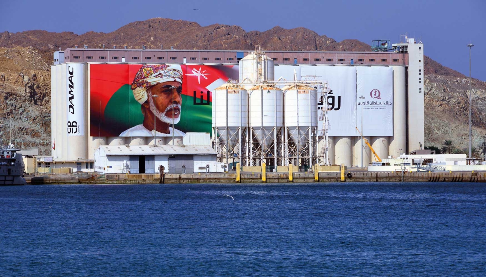 El Puerto Sult�n Qaboos, ubicado estrat�gicamente al este del Estrecho de Ormuz...