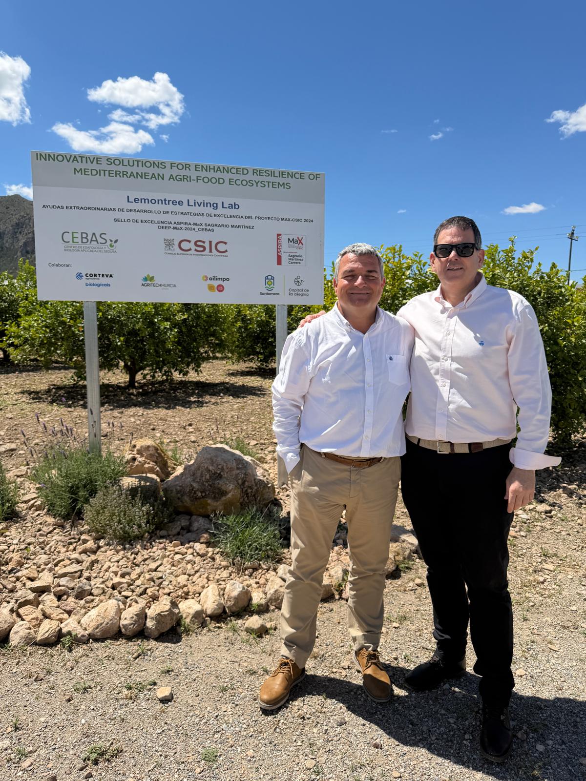 Pedro Mart�nez-G�mez, junto al gerente de Ailimpo, Jos� Antonio Garc�a...