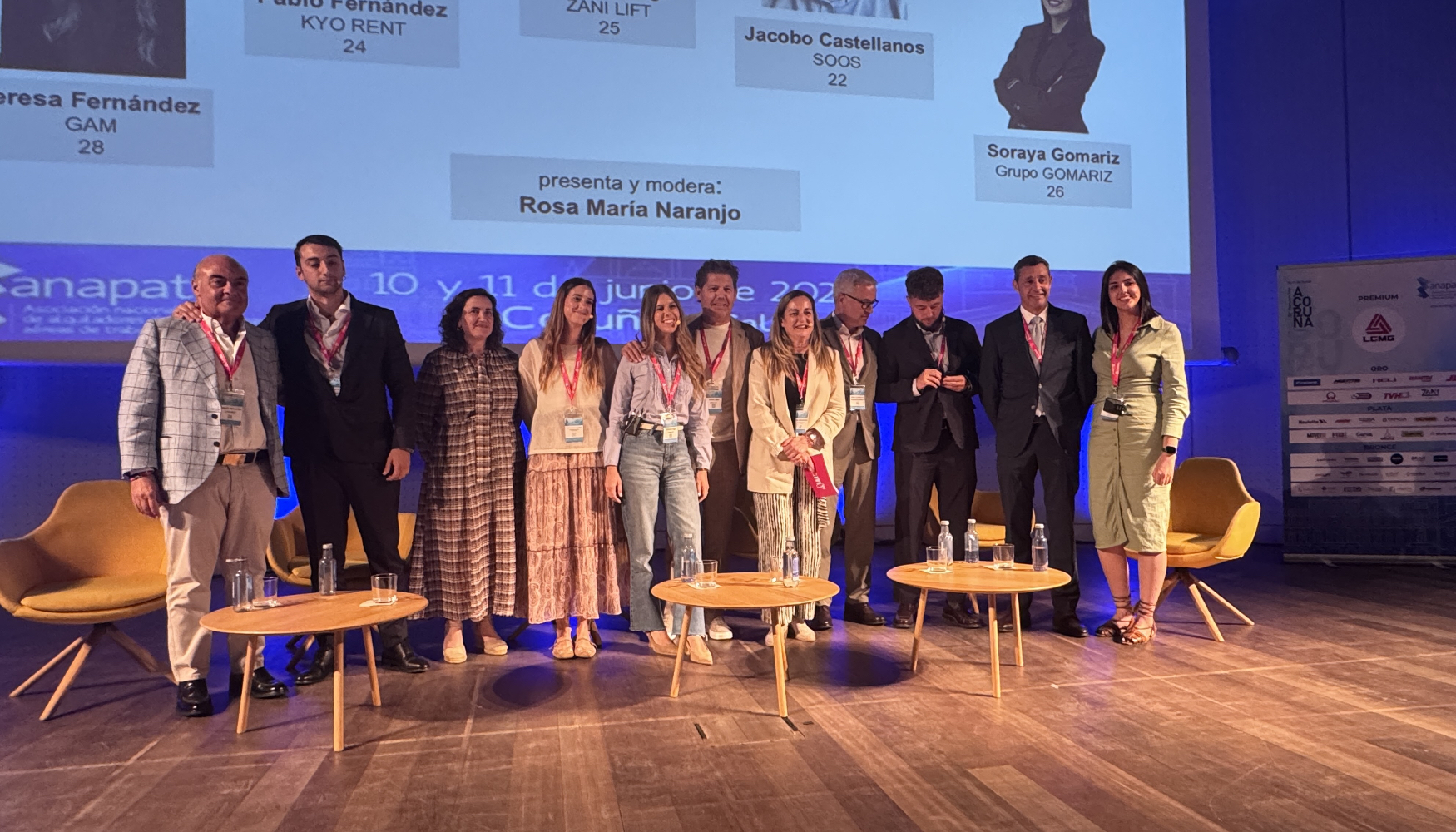 Participantes en la mesa junto a sus mentores