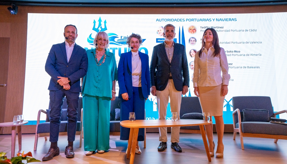 Participantes de la mesa redonda de representantes de autoridades portuarias y navieras. De izda. a dcha...