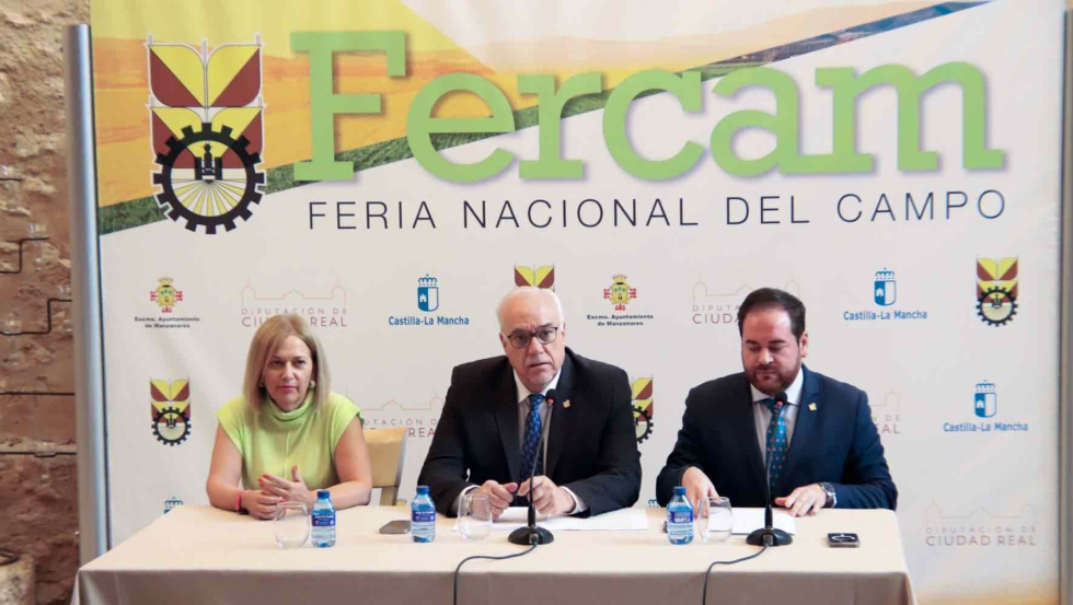 Autoridades municipales presentando la 64� edici�n de FERCAM