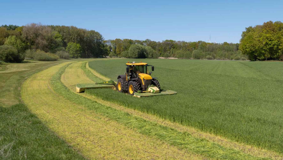 La EasyCut R 360 Collect puede depositar el material de cosecha en hilera durante el corte mediante el sinf�n de transporte transversal...