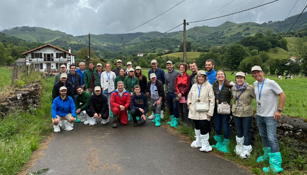 Foto de familia de la visita a una granja de Redes TECO Vacuno de Leche