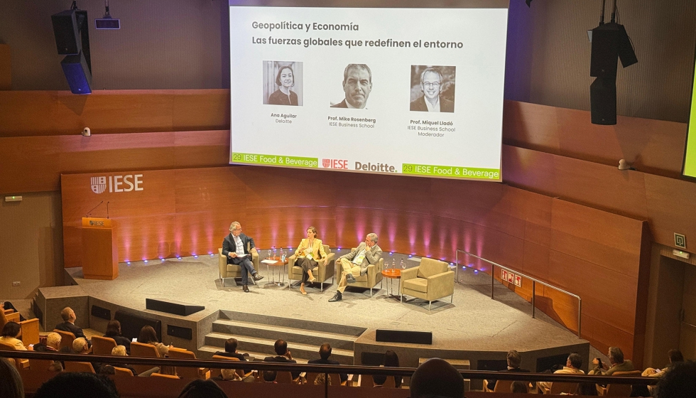 Ana Aguilar, de Deloitte, y el profesor del IESE Mike Rosenberg durante su ponencia