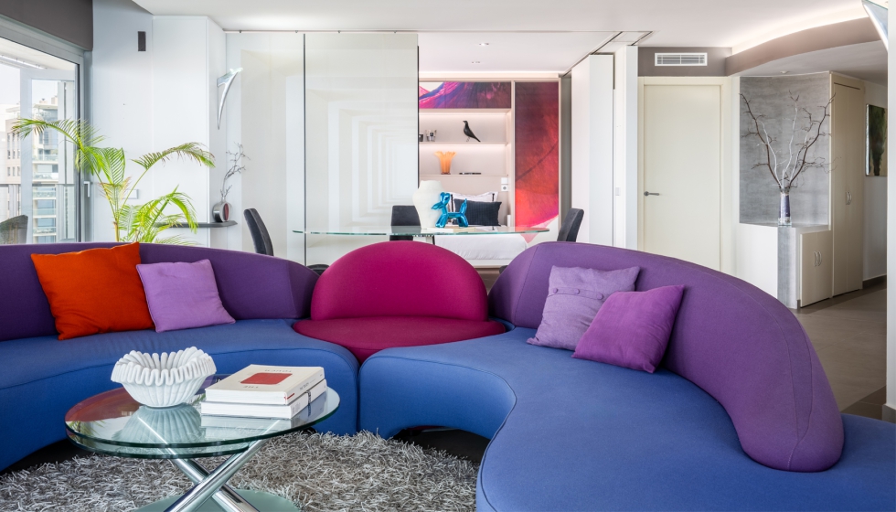 Sal�n principal con sof� modular Roche Bobois y panel m�vil acabado m�rmol, que integra el acceso a la habitaci�n de invitados...