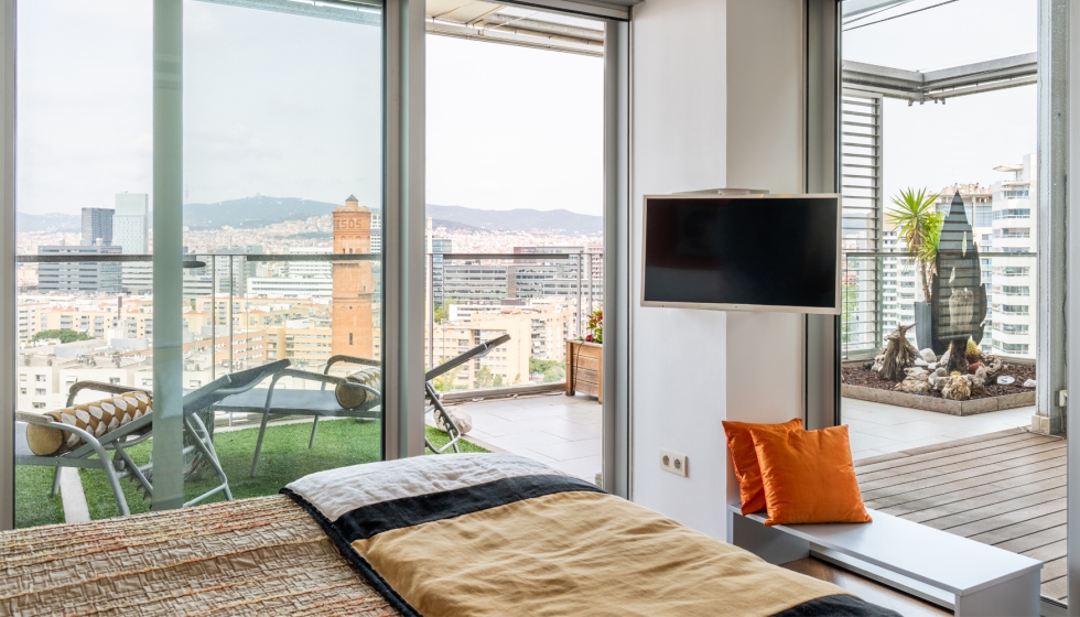 La integraci�n de luz natural y artificial crean un equilibrio casi perfecto en esta residencia ba�ada por el Mar Mediterr�neo...