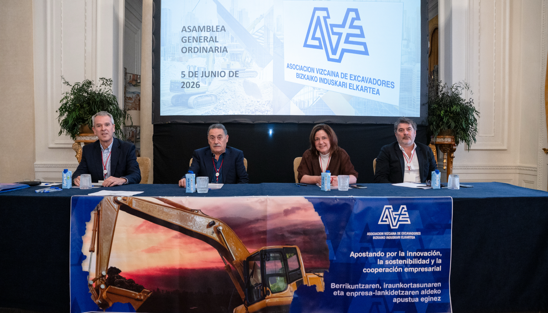 Mesa presidencial durante la Asamblea de AVE-BIE...