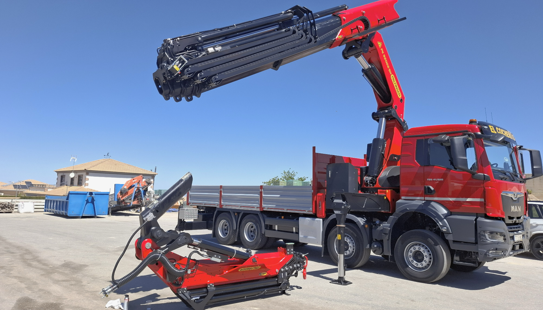 El equipo ha sido montado sobre un cami�n MAN 8x4 en el Centro de Montaje Palfinger, con carrozado realizado por Palfinger CMM...
