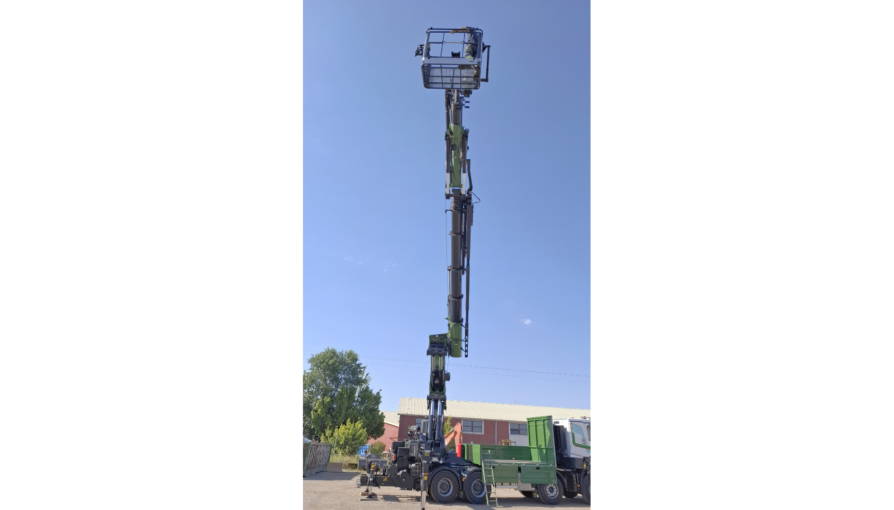 Gr�a equipada con cesta portapersonas