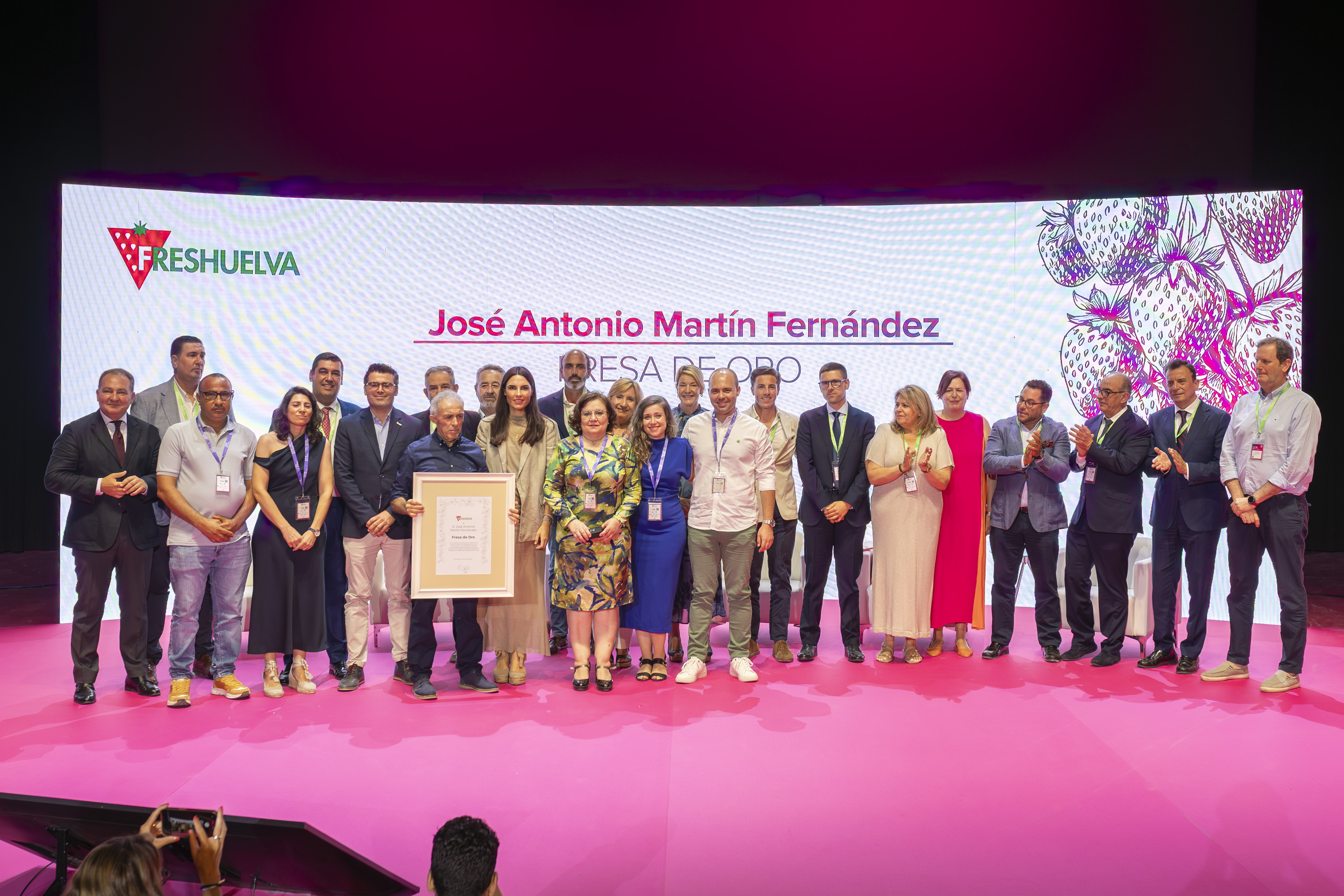 Imagen de la entrega de la Fresa de Oro a Jos� Antonio Mart�n, fundador de Agromart�n