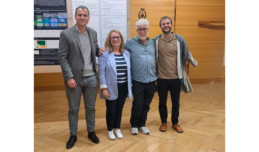 El ganador del primer premio del concurso de p�steres, Javier Capel Jorquera (primero por la derecha), y el del tercero...