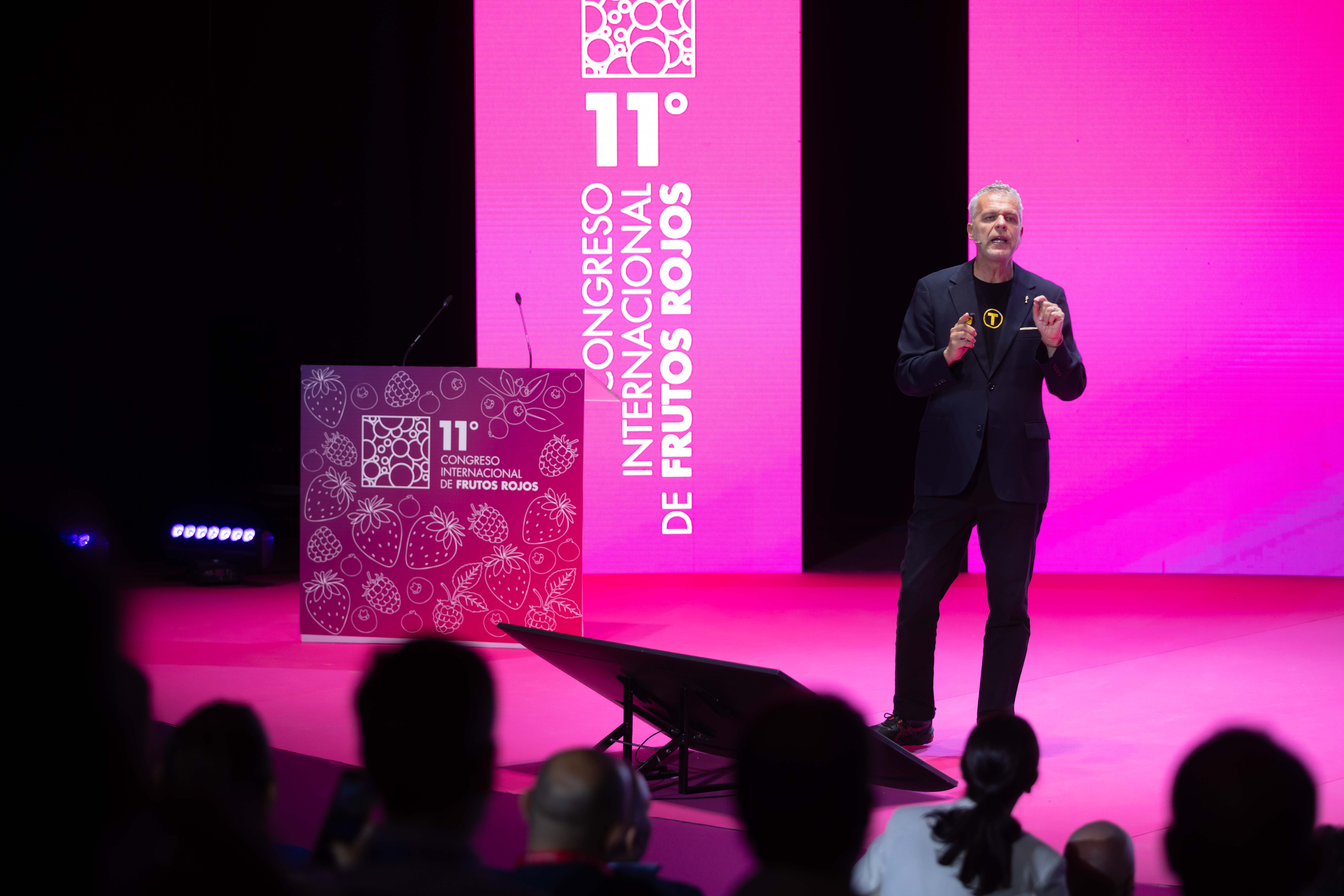 El experto en branding Andy Stalman ofreci� una ponencia magistral, previa a la intervenci�n de Ram�n Fern�ndez-Pacheco