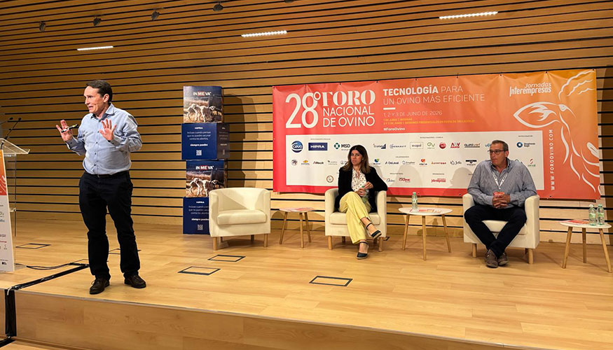 Miguel �ngel Sanz (de pie), junto a Gema L�pez Orozco y Juan Miguel Segovia
