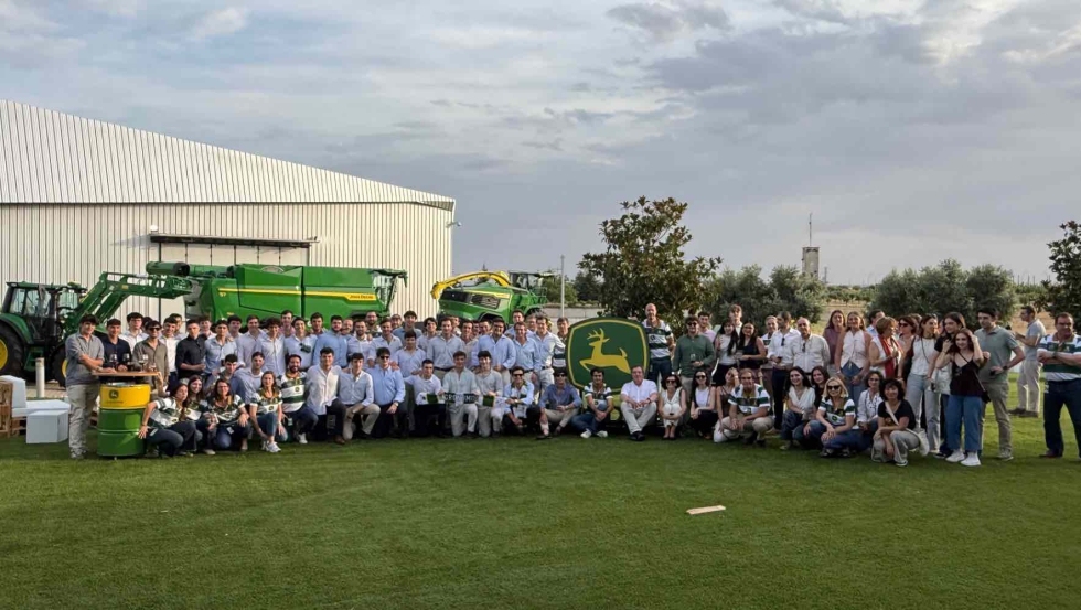 Estudiantes y equipo de John Deere Ib�rica