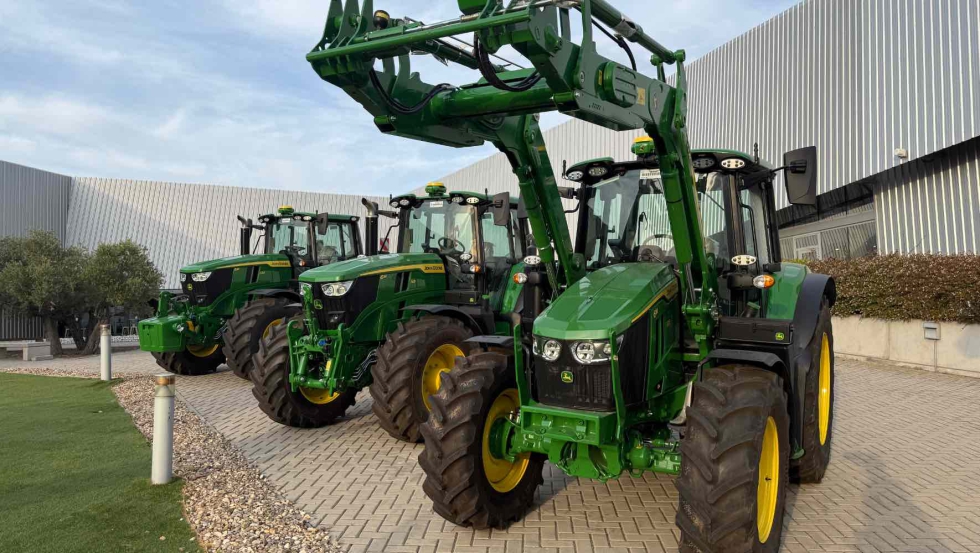 Tractores 6M expuestos en la zona exterior del Centro de Innovaci�n de John Deere