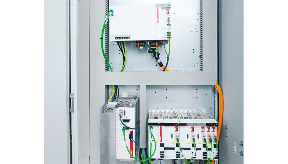 El servosistema multieje AX8000, en combinaci�n con el servoaccionamiento AX5000 (abajo a la izquierda)...