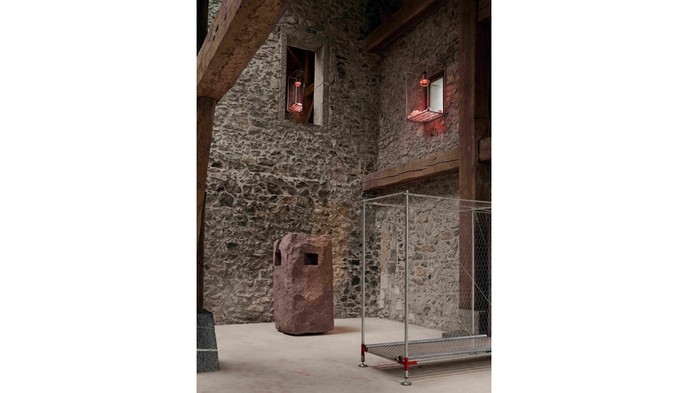 La instalaci�n Limina, en Chillida Leku utiliza la gallina como met�fora para explorar las relaciones entre arte, ciencia, pol�tica y naturaleza...
