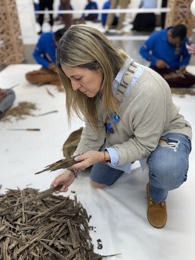 Bel�n Garcia sosteniendo un agarwood